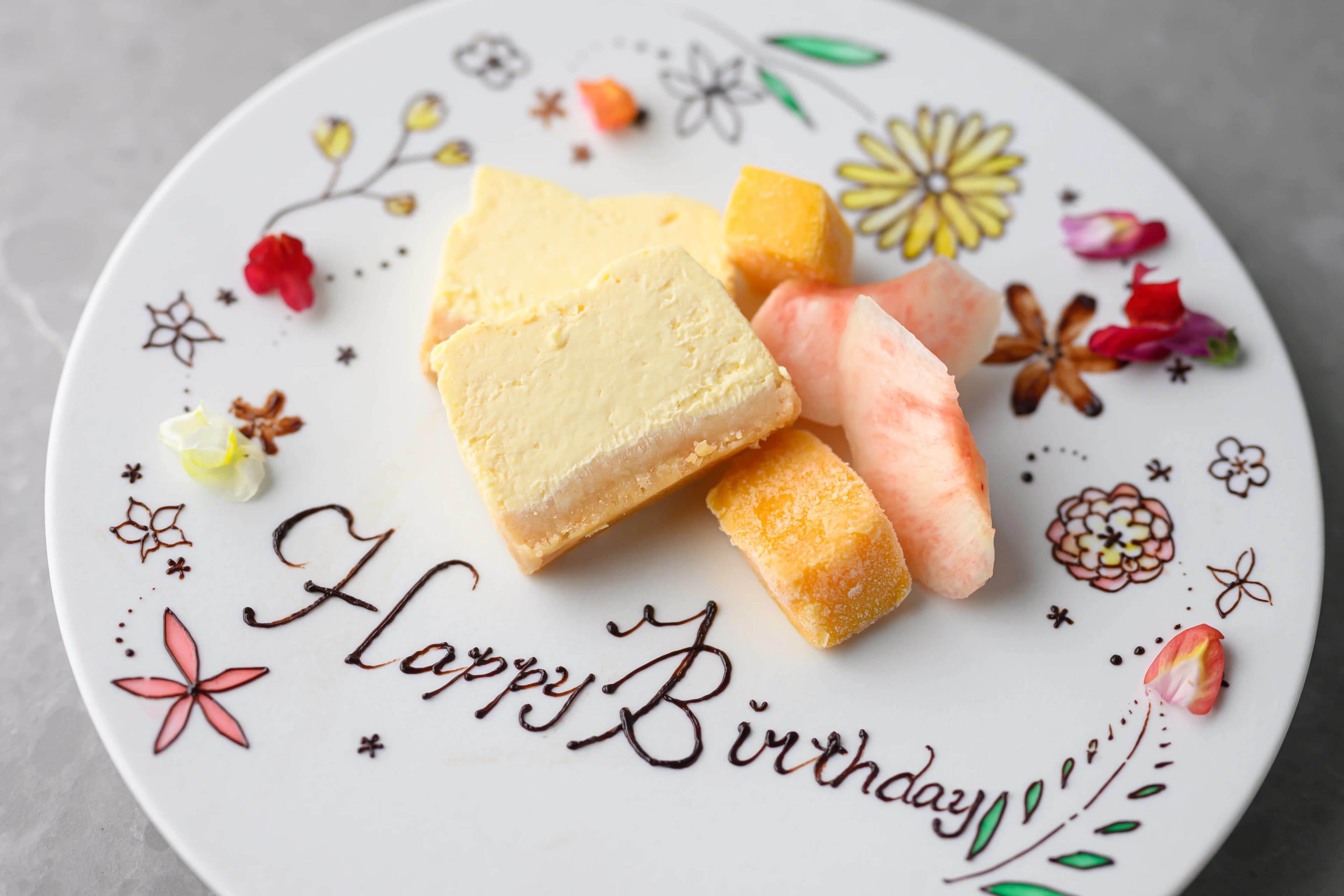 Happy Birthday と書かれたデザートのメッセージプレート