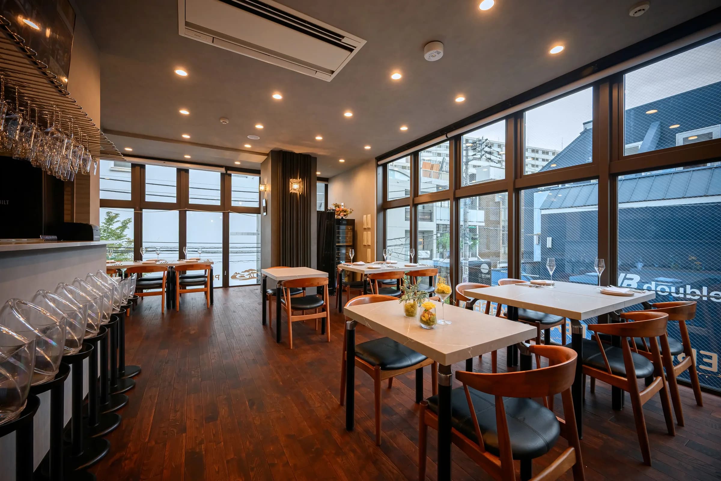 大きな窓から自然光が差し込む、ペブルビーチキッチンのダイニングフロア